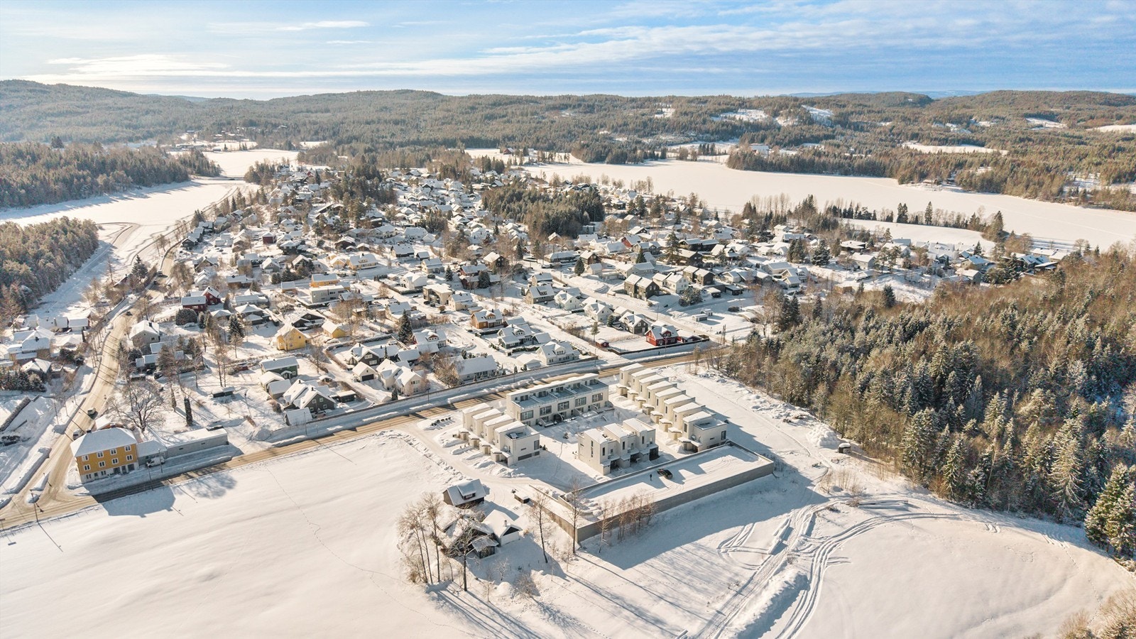Kun 100 meters gange til bussholdeplass med hyppige avganger til Asker sentrum i rushtiden (Buss 280) Galleribilde
