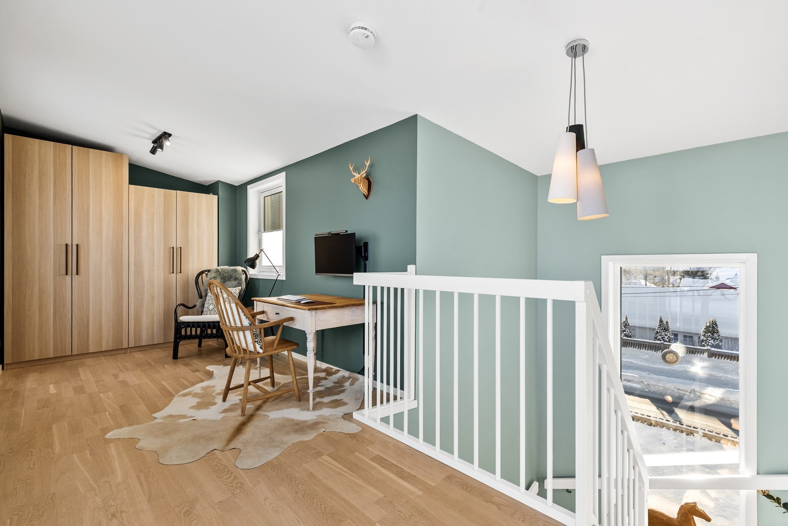 Videre opp trappen i 3.etasje finner man en stue med plass til skrivebord eller sittegruppe. Fra stuen i 3.etasje er det utgang til den store takterrassen med meget gode solforhold. Galleribilde