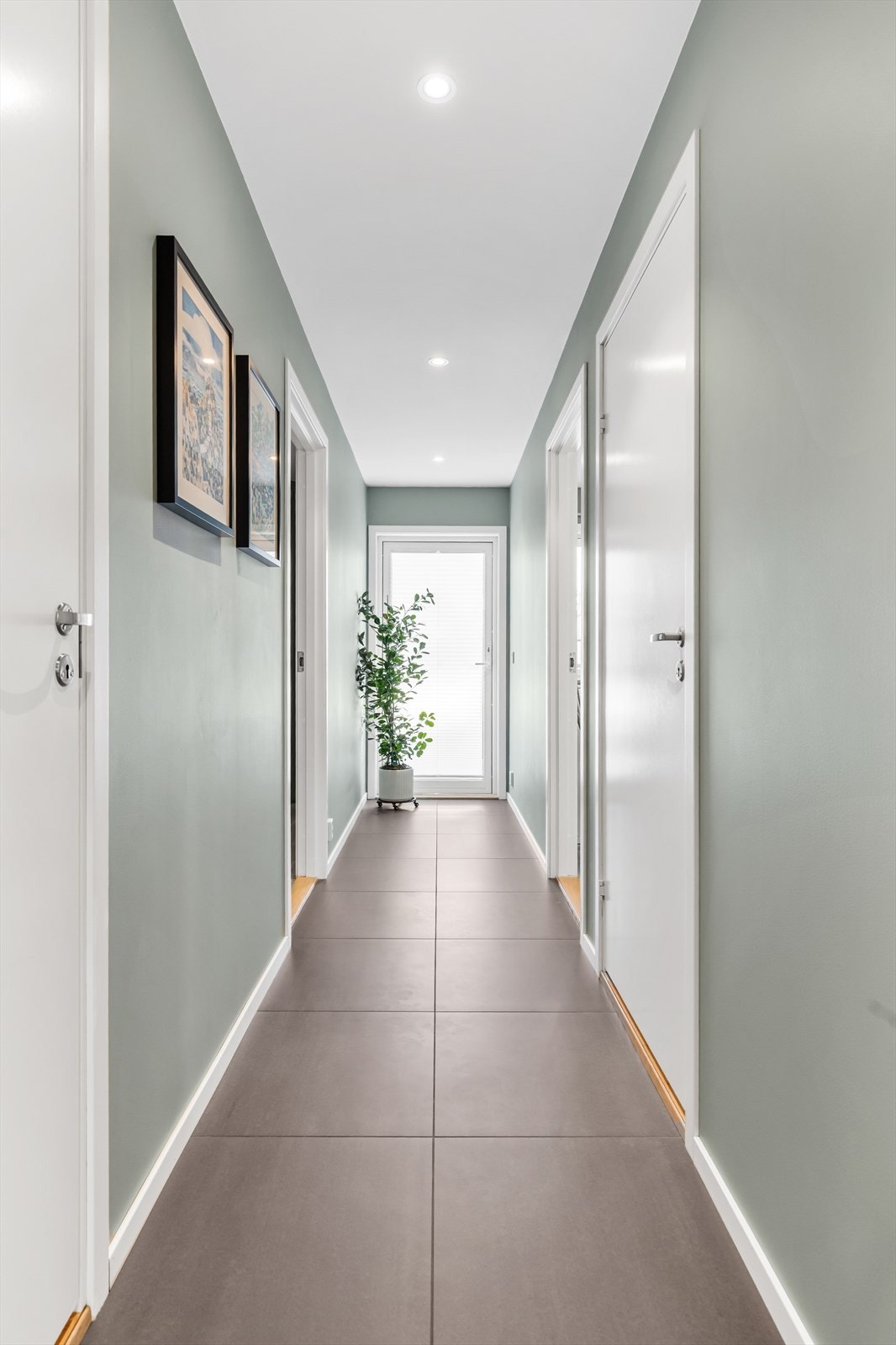 Fra entreen kommer man til gangen som fører til alle soverommene, begge badene og ut til markterrassen på baksiden av huset. Galleribilde