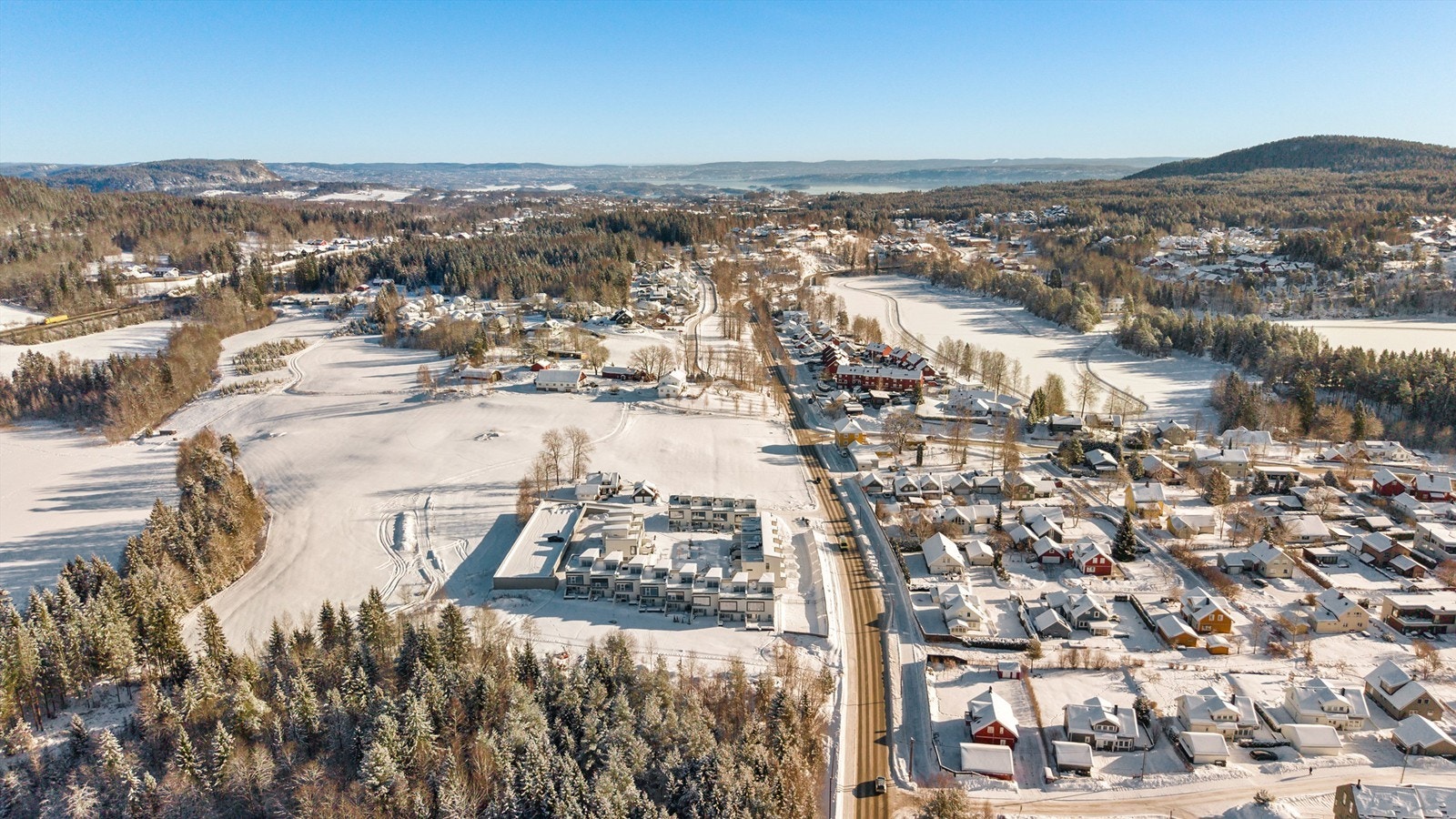 Det er ca. 8 minutter med bil til Asker sentrum som tilbyr et rikt utvalg av forretninger, servicetilbud, kino, kulturhus, bibliotek, spisesteder, kaféer, idrettsanlegg og offentlig kommunikasjon som buss, tog og flytog. Galleribilde