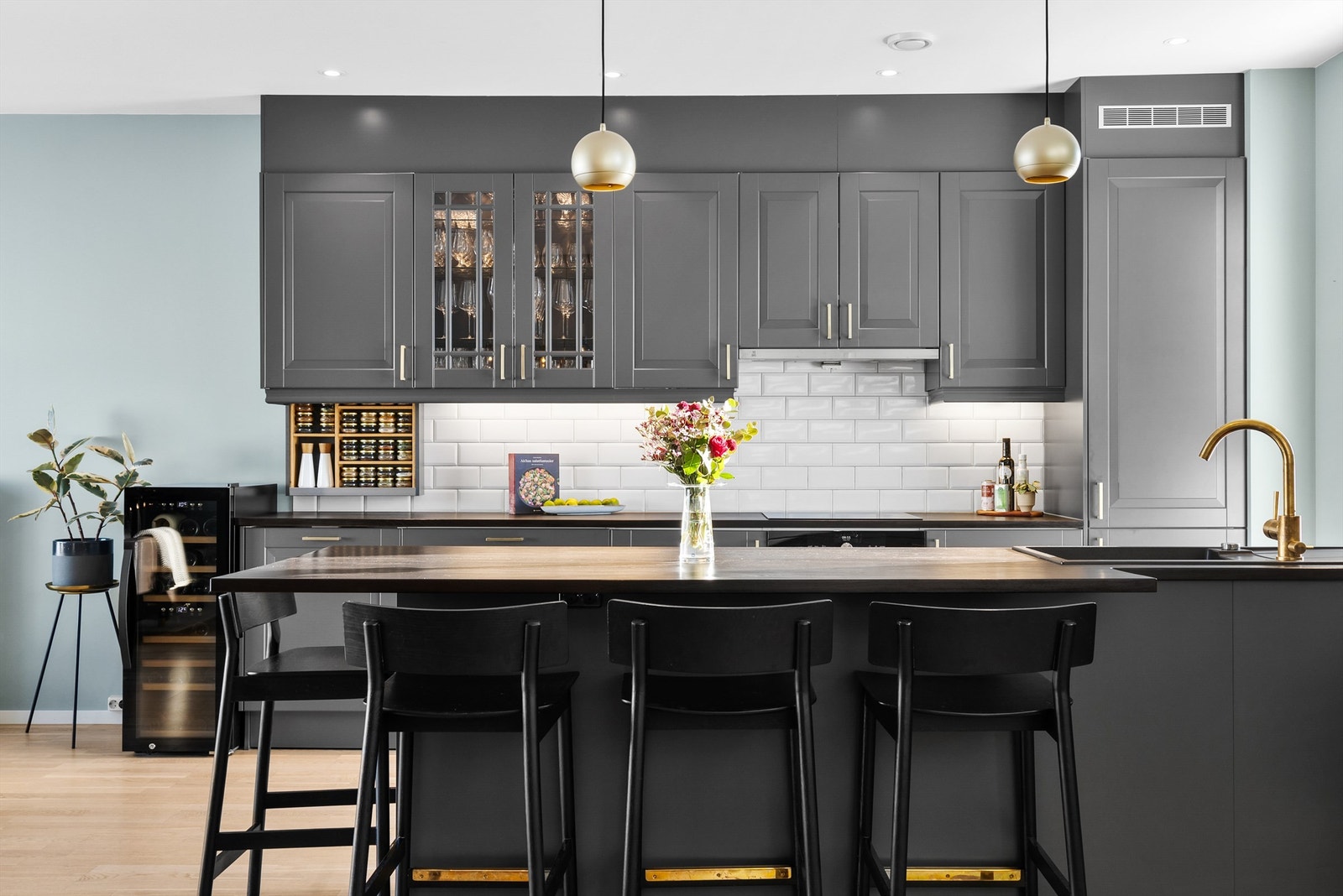 Integrert stekeovn, platetopp, oppvaskmaskin og kjøleskap med fryser. Galleribilde