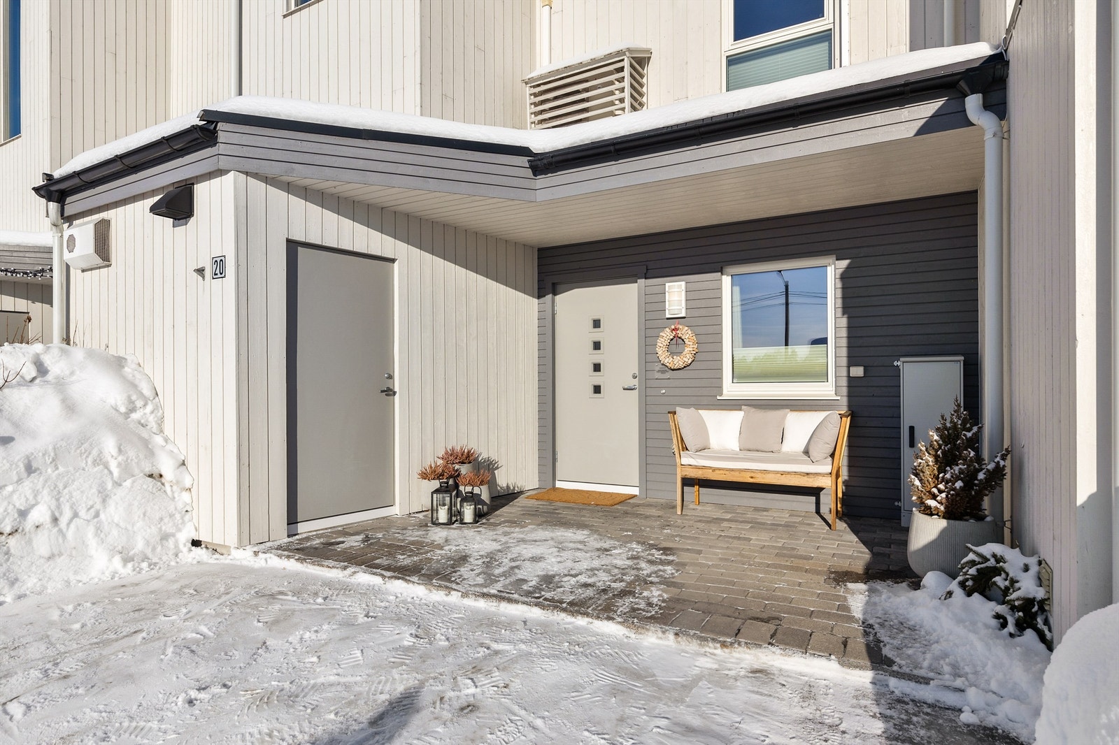 Inngangsparti med plass til benk eller stoler. Her er det også tilgang til sportsboden. Galleribilde