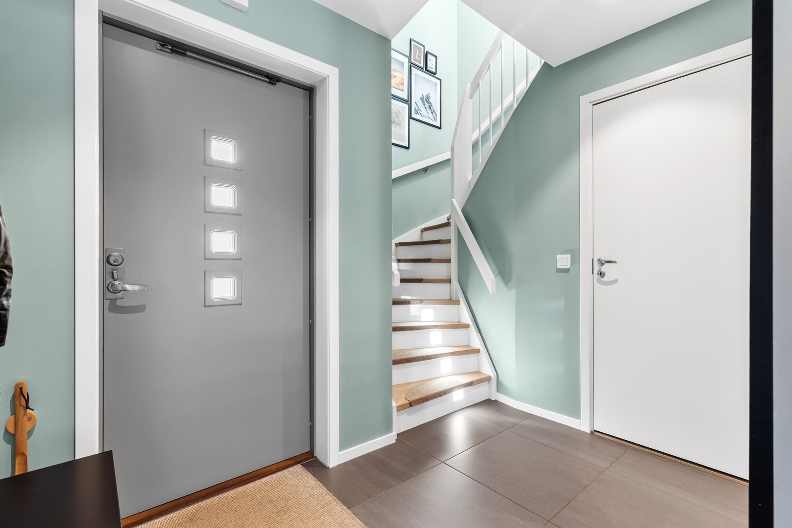 Entreen har plass til skostativ, kommode og knaggerekker eller vegghengte hyller. Trapp opp til 2.etasje. Galleribilde