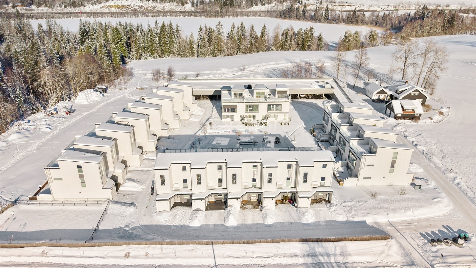 Felles tomteareal er opparbeidet med blant annet asfalterte veier, plenarealer og andre forskjellige beplantninger. Galleribilde