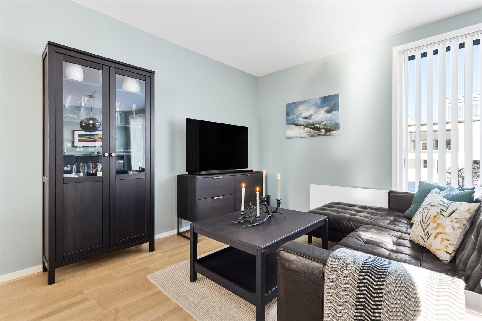 Lys og romslig stue med flere møbleringsmuligheter. Her er det plass til sittegruppe, TV-område og stort spisebord. Galleribilde