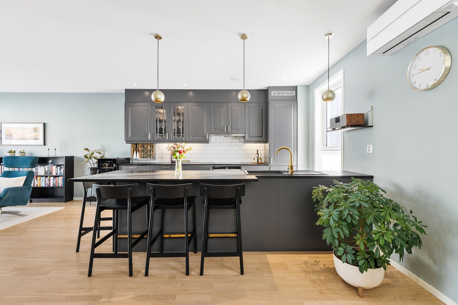 Kjøkkenvask med armatur. Belysning over kjøkkenbenk. Galleribilde