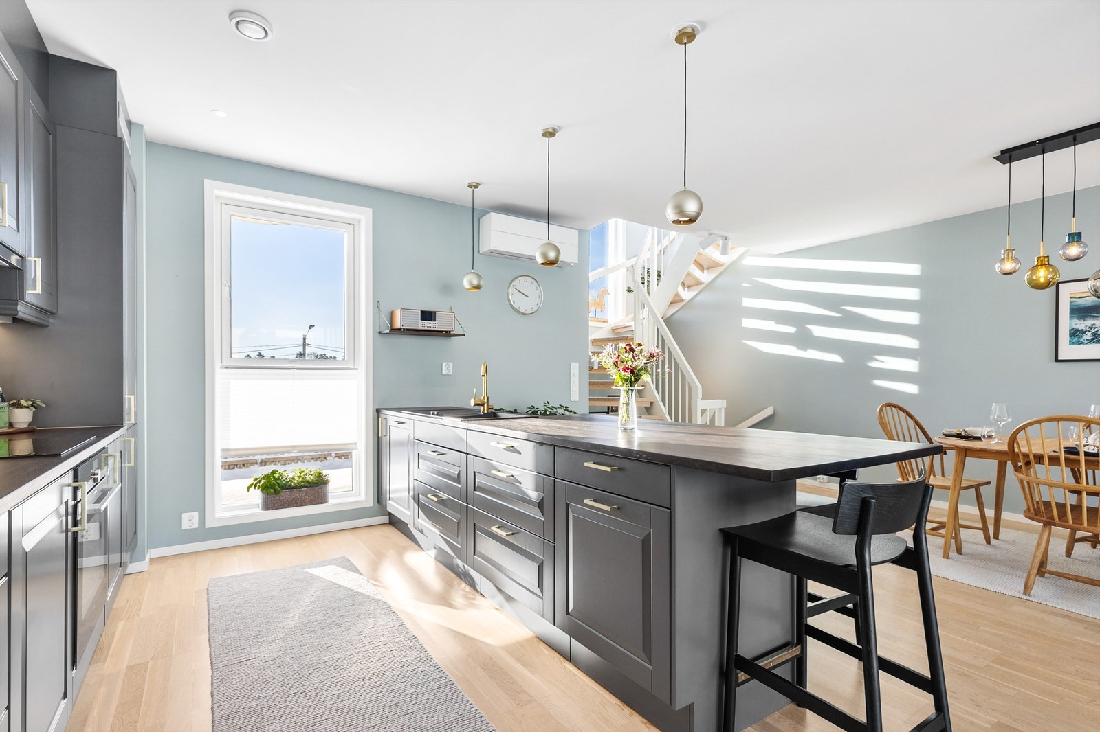 Kjøkken med innredning fra byggeår. Profilerte fronter. Kjøkkenøy. Benkeplate av tre. Galleribilde