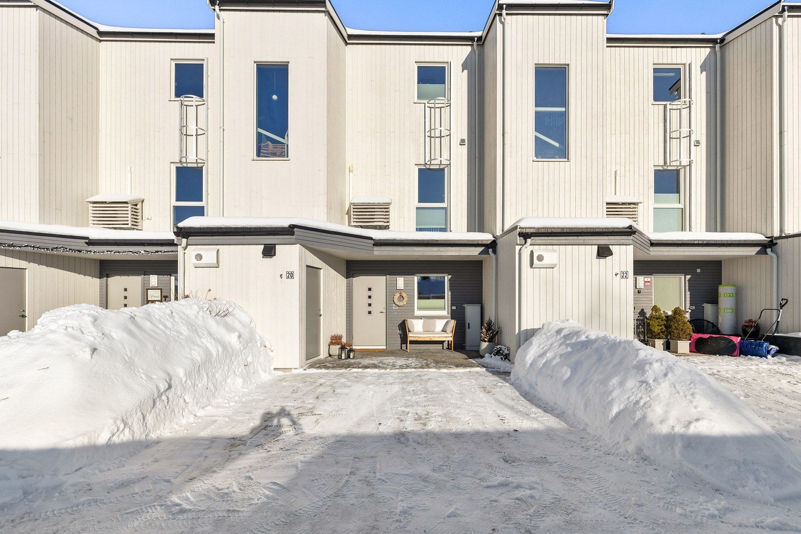 Her får du et innholdsrikt og moderne rekkehus (nytt i 2017) i et meget familie- og barnevennlig område. Boligen inneholder 3 soverom, 2 bad, 2 stuer, stue, kjøkken entré og bod. Galleribilde