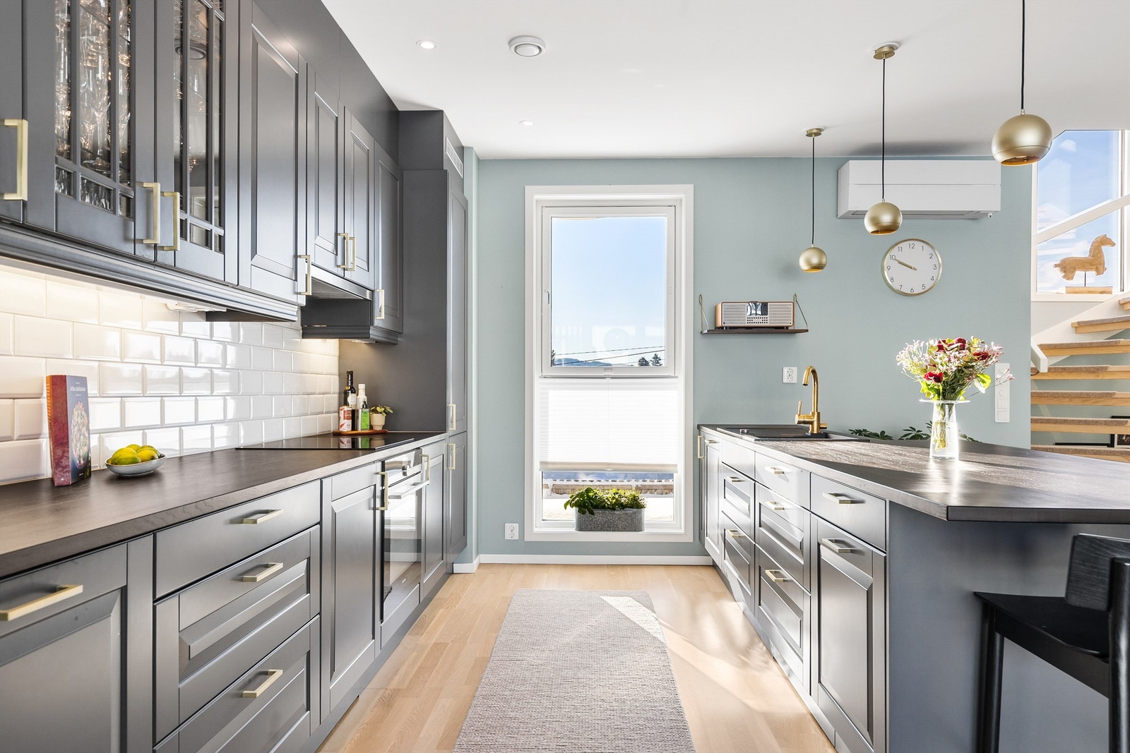 Integrert stekeovn, platetopp, oppvaskmaskin og kjøleskap med fryser. Galleribilde