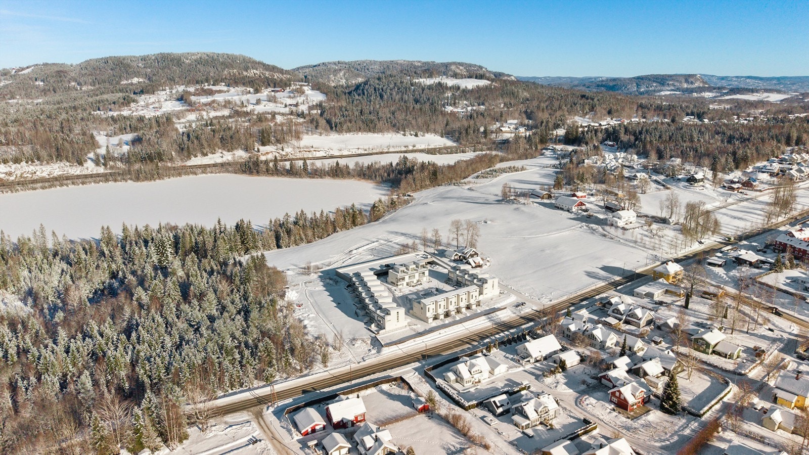 Kort vei til barnehager (nærmeste ligger kun 11 minutters gange fra boligen), Vardåsen barneskole , rideskole og matbutikk. Kort vei til Expressbuss mot Oslo. Galleribilde
