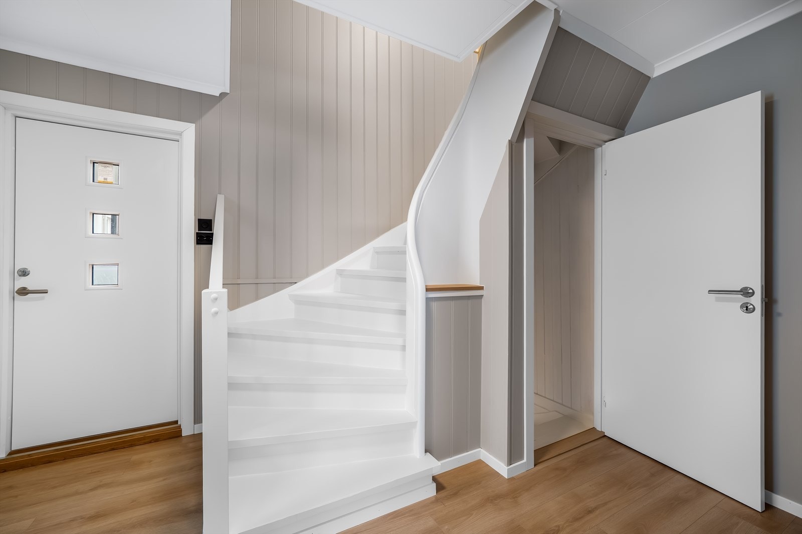 Entrè/gang med adkomst til 2.etasje og kjeller. Galleribilde