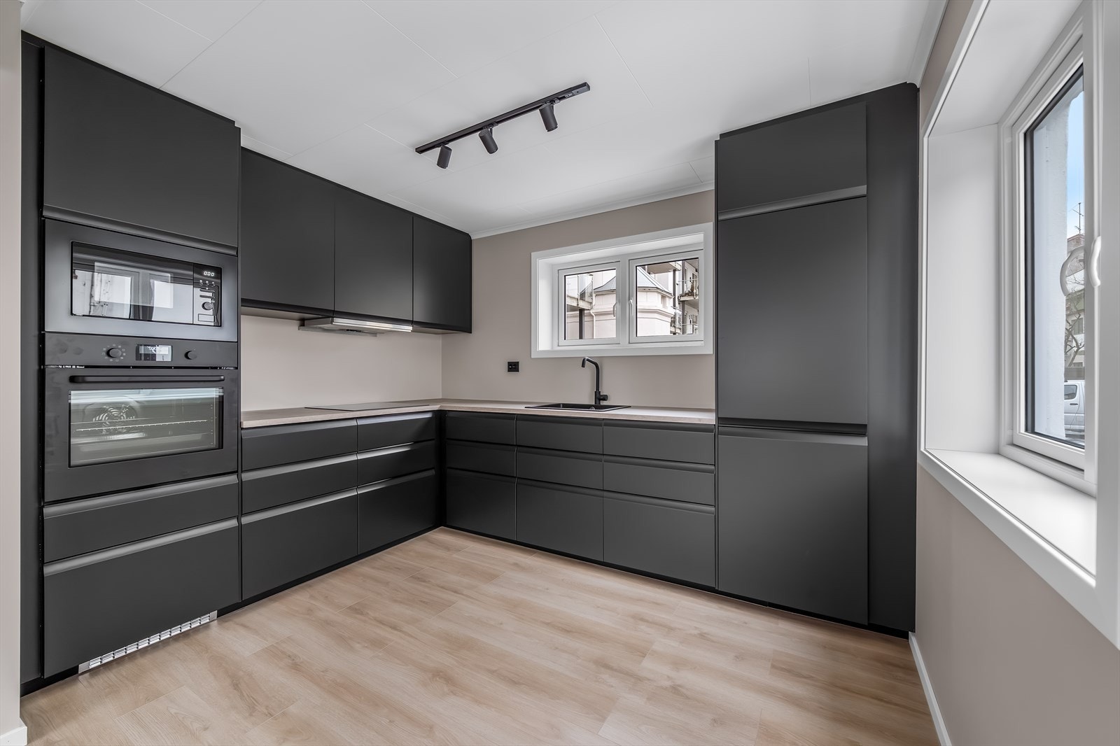 Delikat nytt kjøkken i sort utførelse. Integrerte hvitevarer. Galleribilde