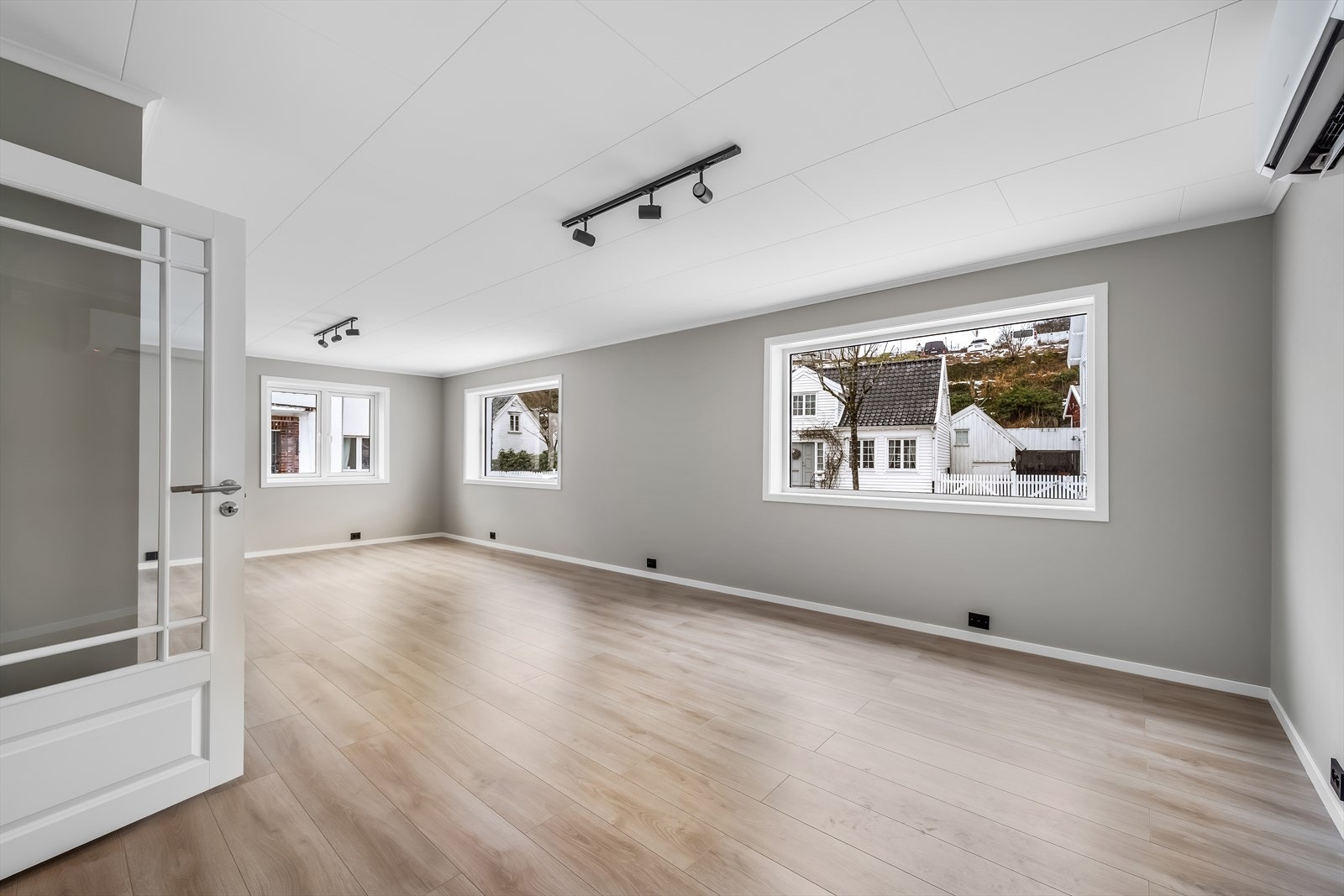 Romslig stue med nye overflater og nye vinduer. Galleribilde