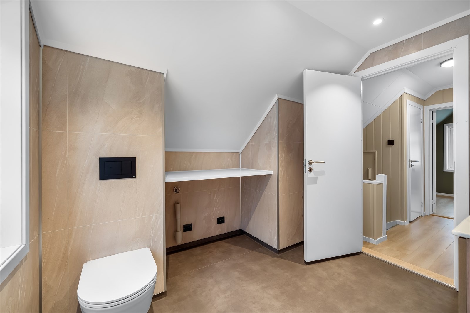 Opplegg til vaskemaskin og tørketrommel under benkeplaten. Galleribilde