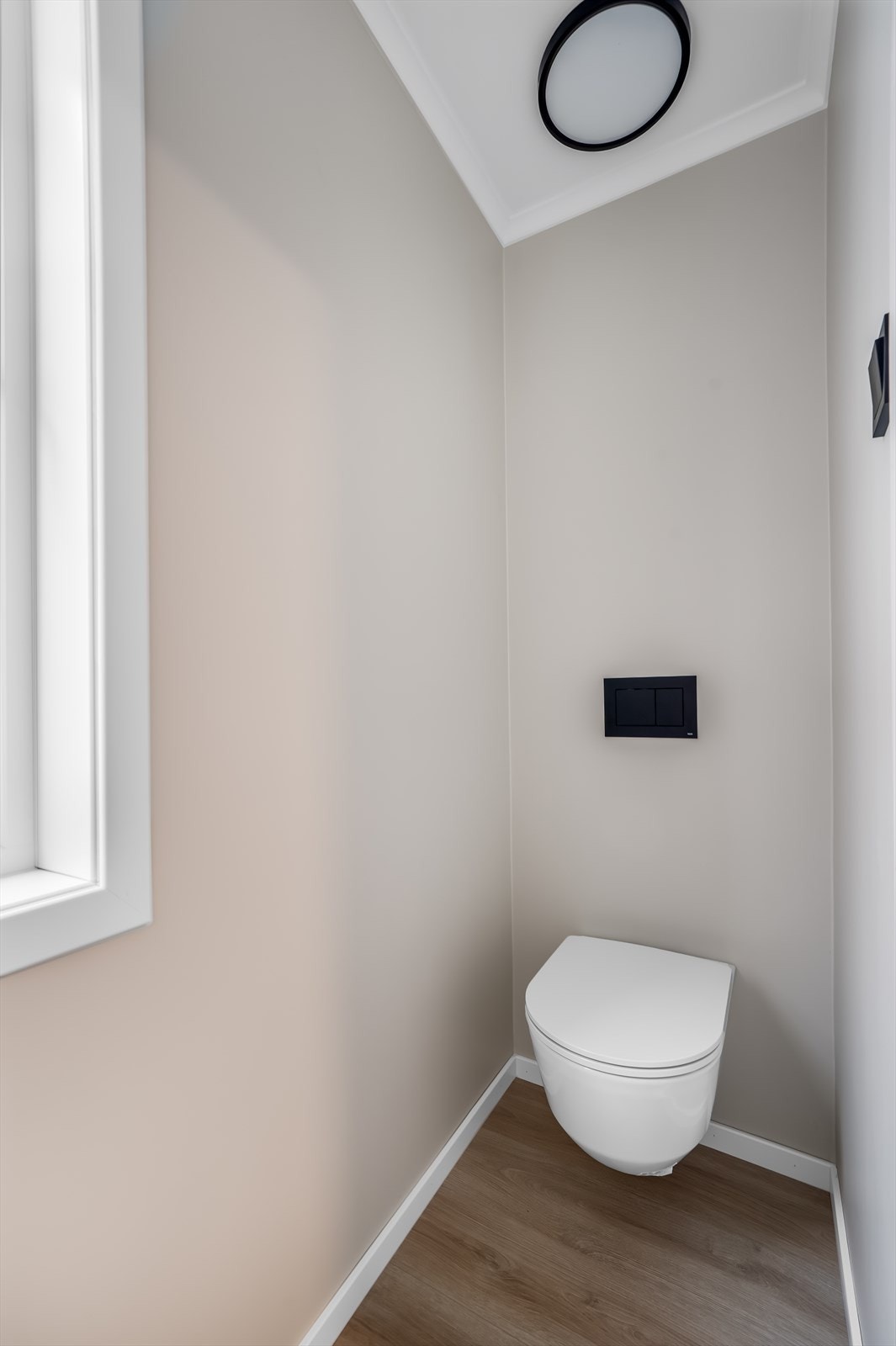 Gjestetoalett i hovedetasjen. Galleribilde