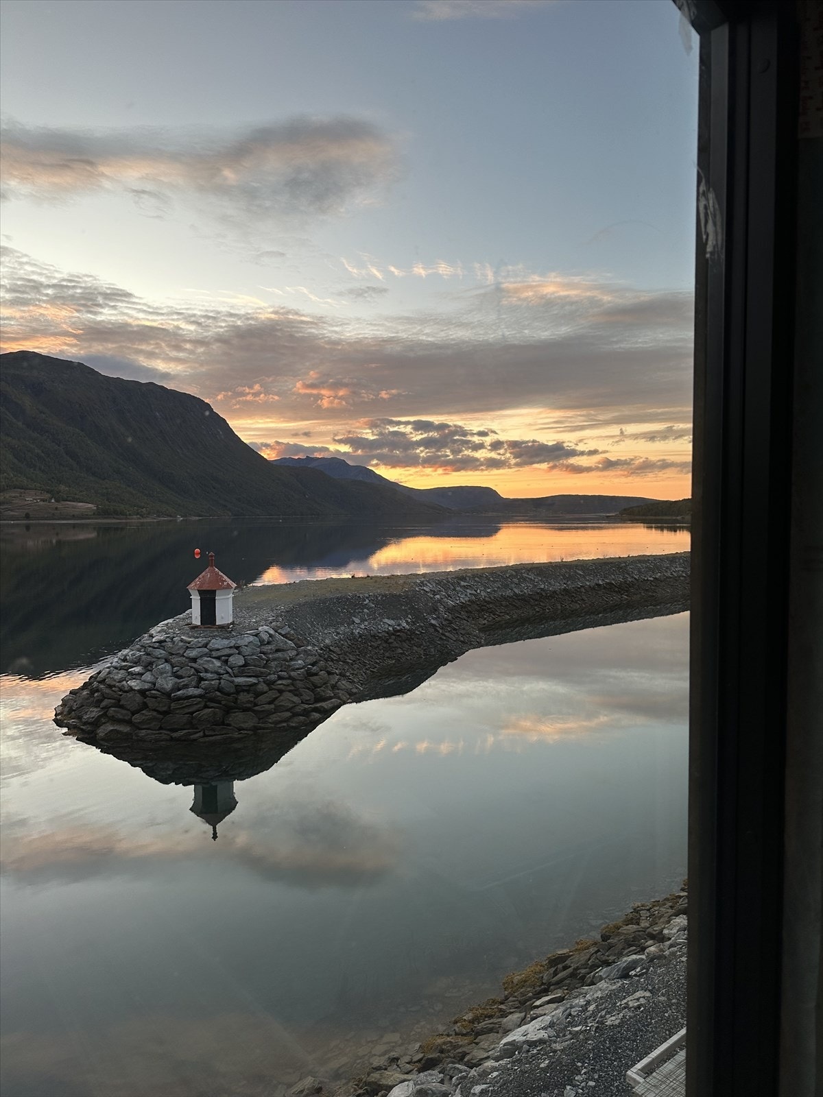 Blikkstille fjord en sommerkveld Galleribilde