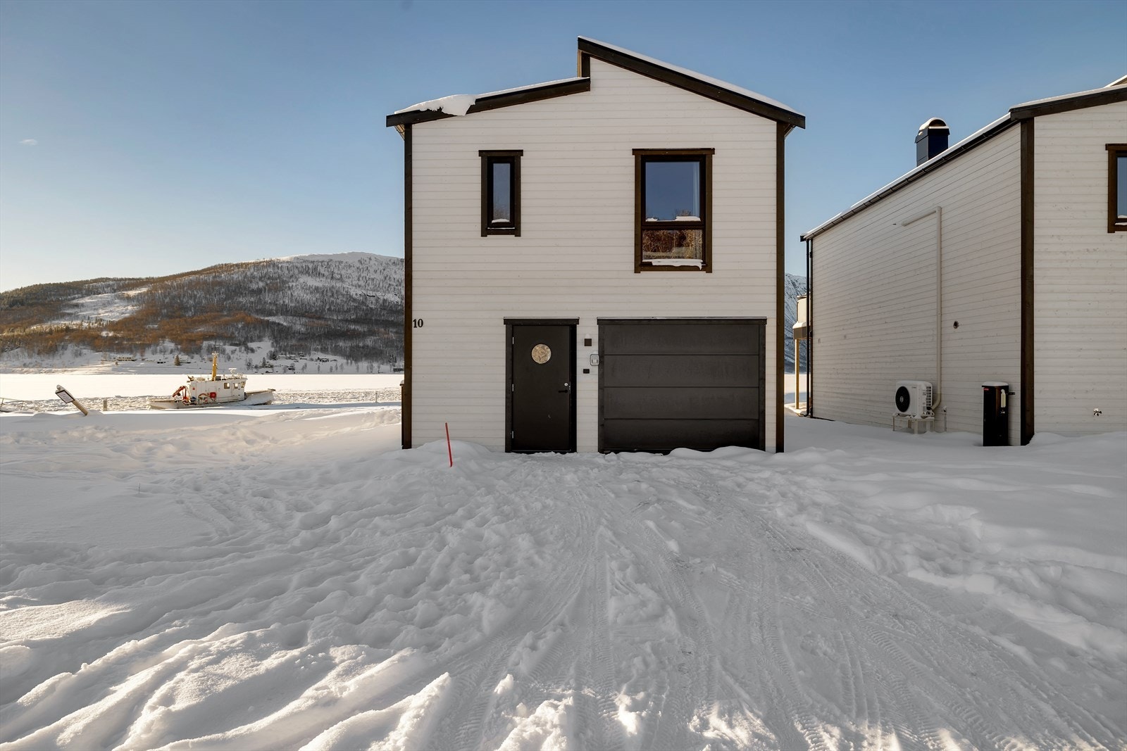 Port til høyre for inngangsdør var originalt tiltenkt naustrom Galleribilde