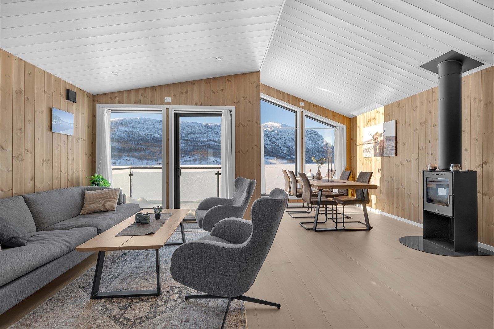 Lekker stueløsning med plass til stuemøblement og spisegruppe Galleribilde