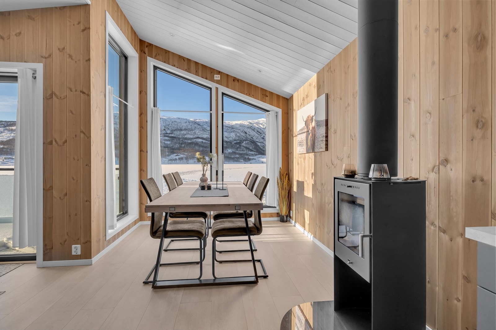 Vedfyrt peis Galleribilde