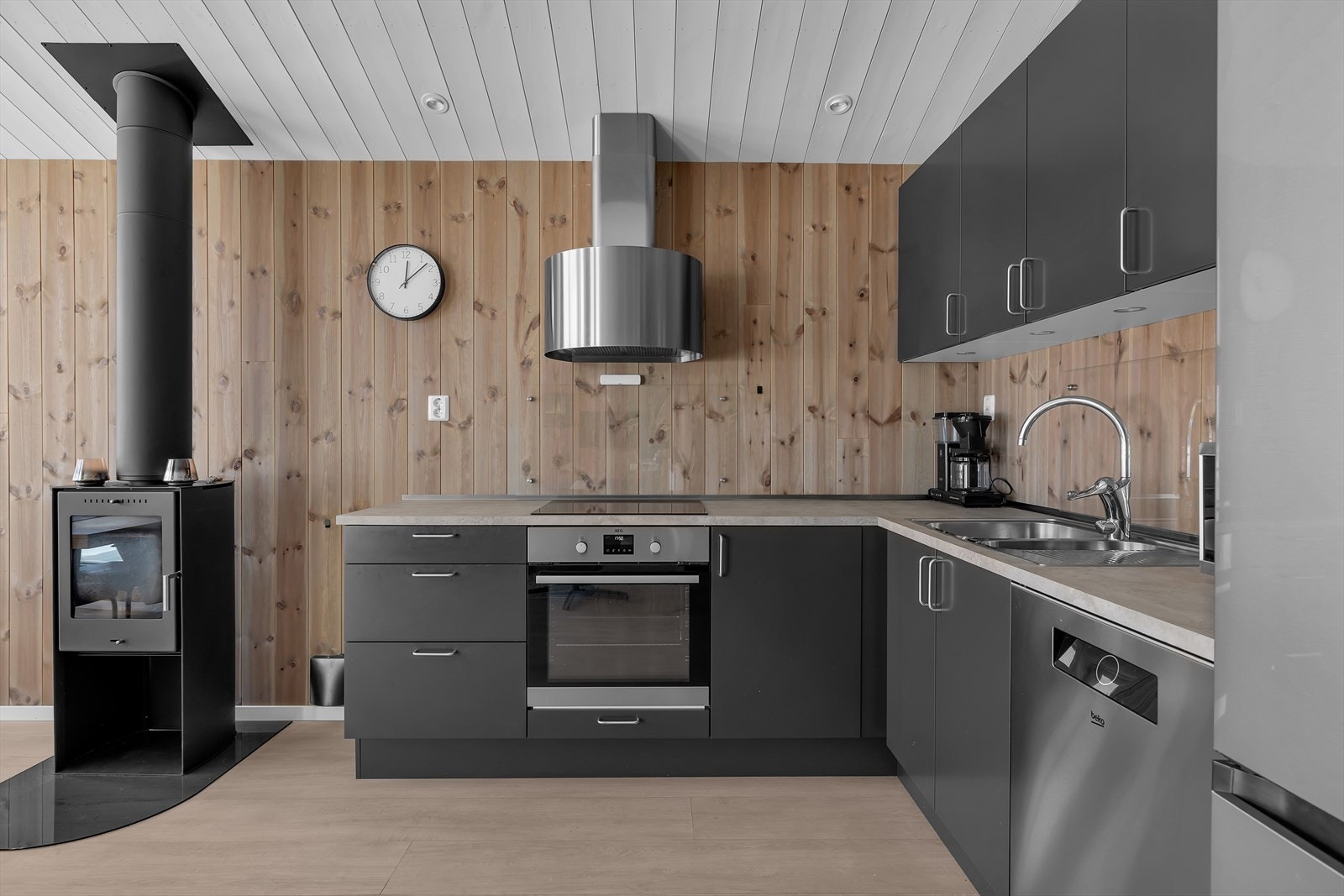 Stilrent kjøkken med integrerte hvitevarer Galleribilde