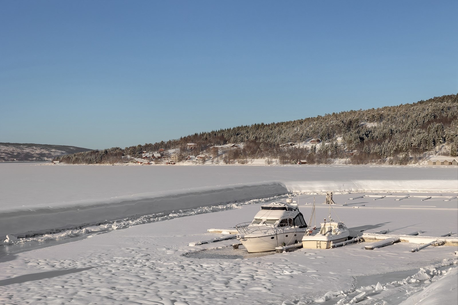Det er mulig å leie, eventuelt kjøpe båtplass i havna. Galleribilde
