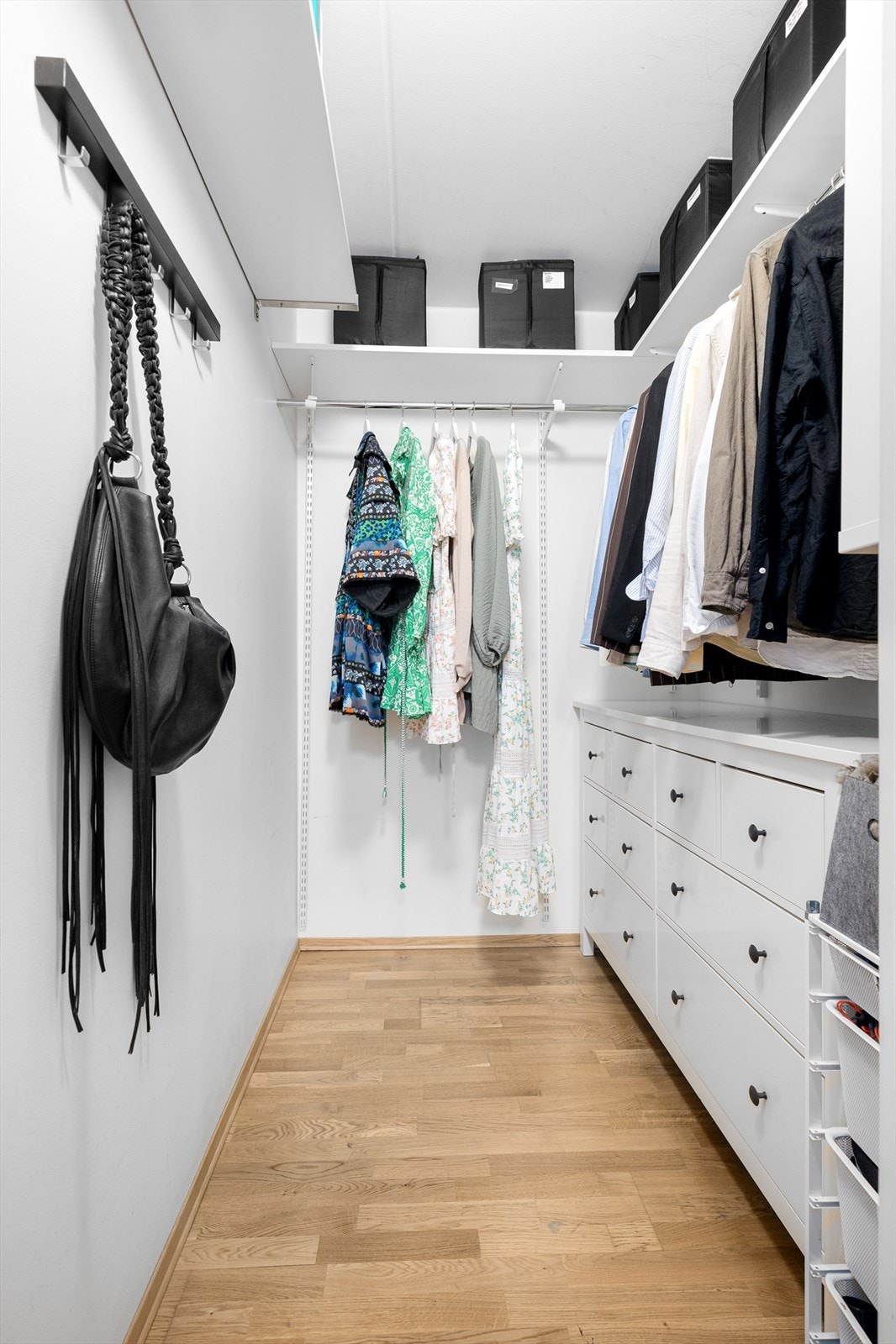 Leiligheten har en praktisk innvendig bod med hyllesystem for organisert oppbevaring. Innredningen i boden er fra 2018. Galleribilde