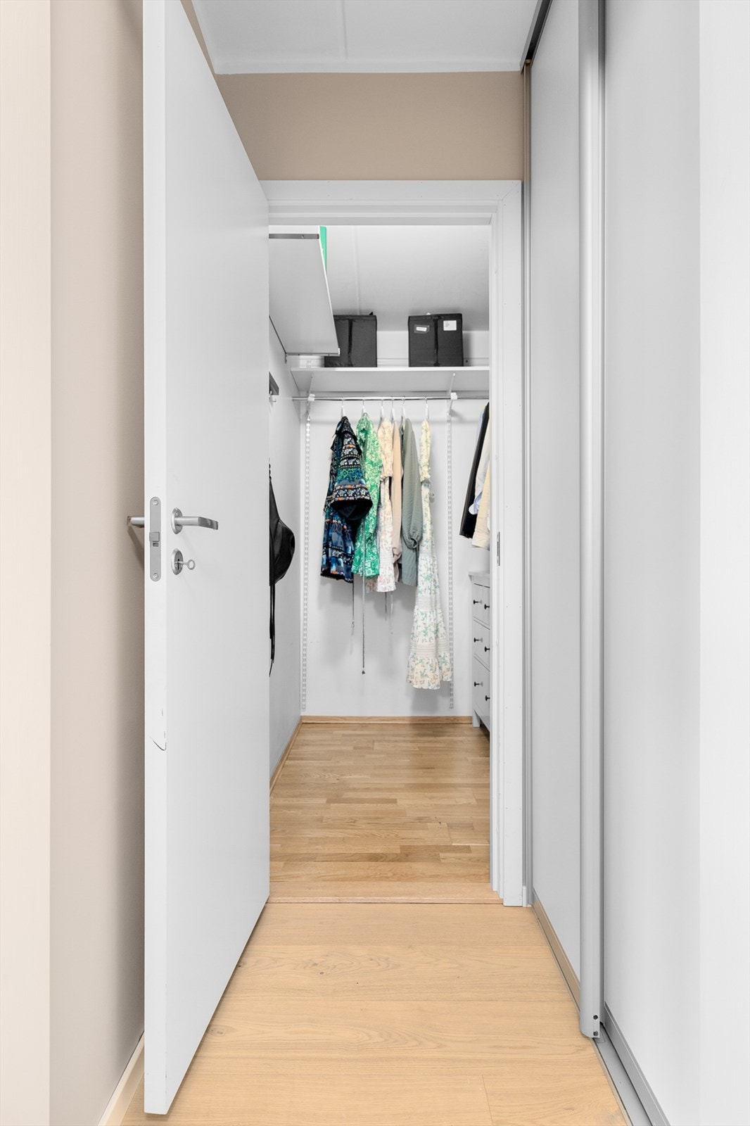 I gangen er det en romslig skyvedørsgarderobe fra Baus AS, installert i 2023. Galleribilde