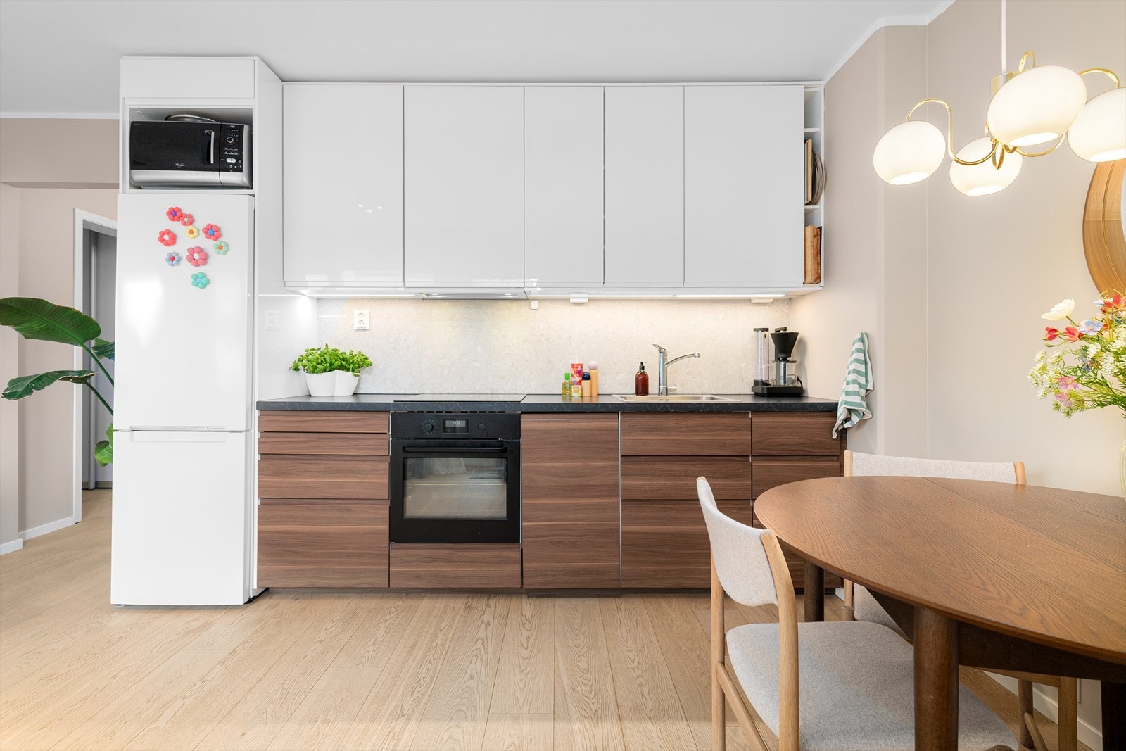 Kjøkkeninnredningen har stilrene finérfronter og en slitesterk laminatbenkeplate. Galleribilde