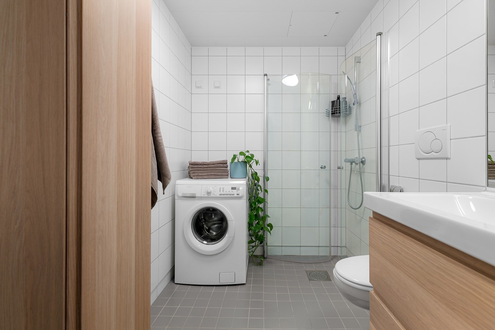 Badet er utstyrt med opplegg for vaskemaskin og har veggmontert klosett. Galleribilde