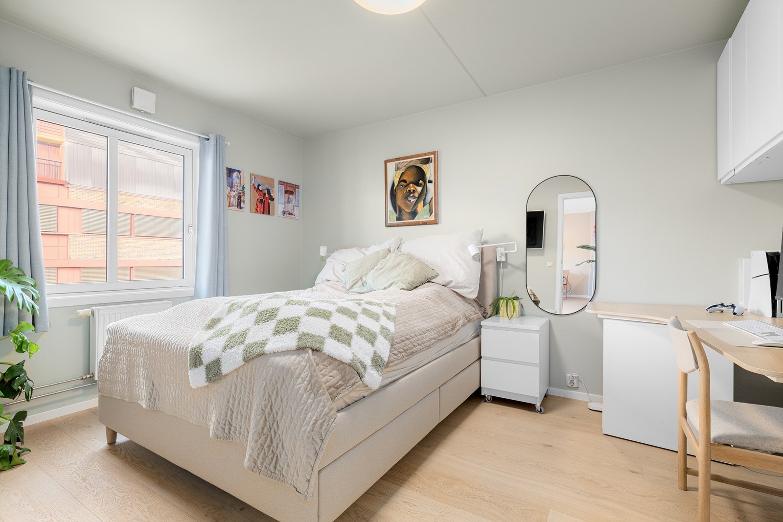 Hovedsoverommet har god plass til dobbeltseng og tilhørende møblement. Galleribilde