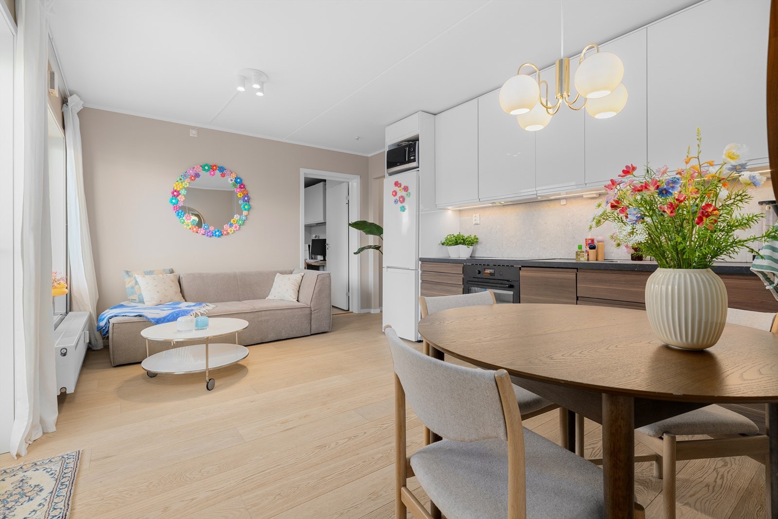 Den åpne løsningen gir en god romfølelse og fleksible møbleringsmuligheter. Galleribilde