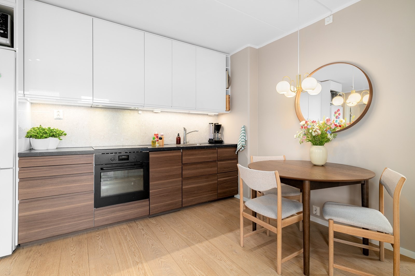 Moderne IKEA-kjøkken fra 2019 med integrert platetopp, stekeovn og oppvaskmaskin. Galleribilde