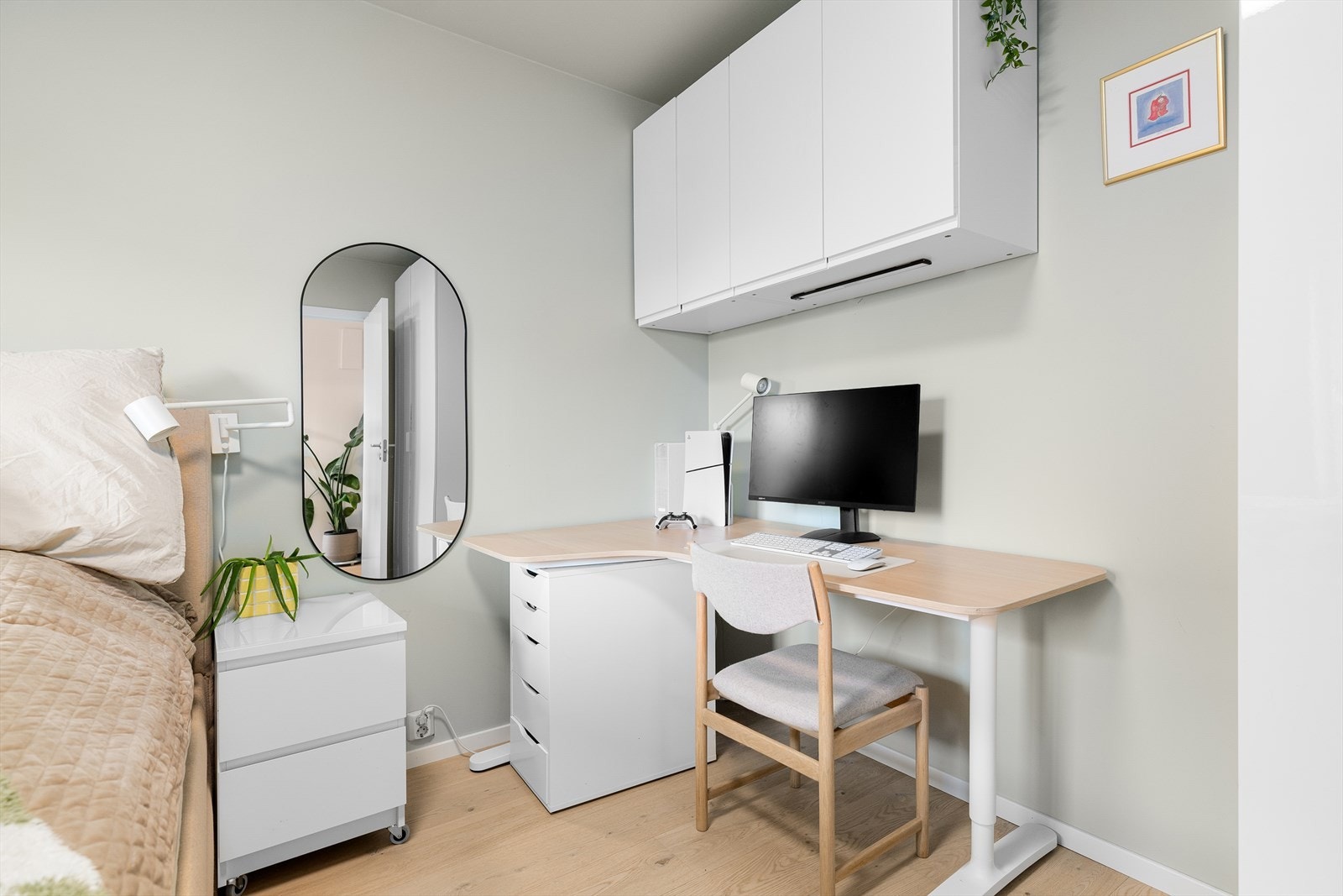 Praktiske overskap fra IKEA, installert i 2025, gir ekstra lagringsplass. Galleribilde