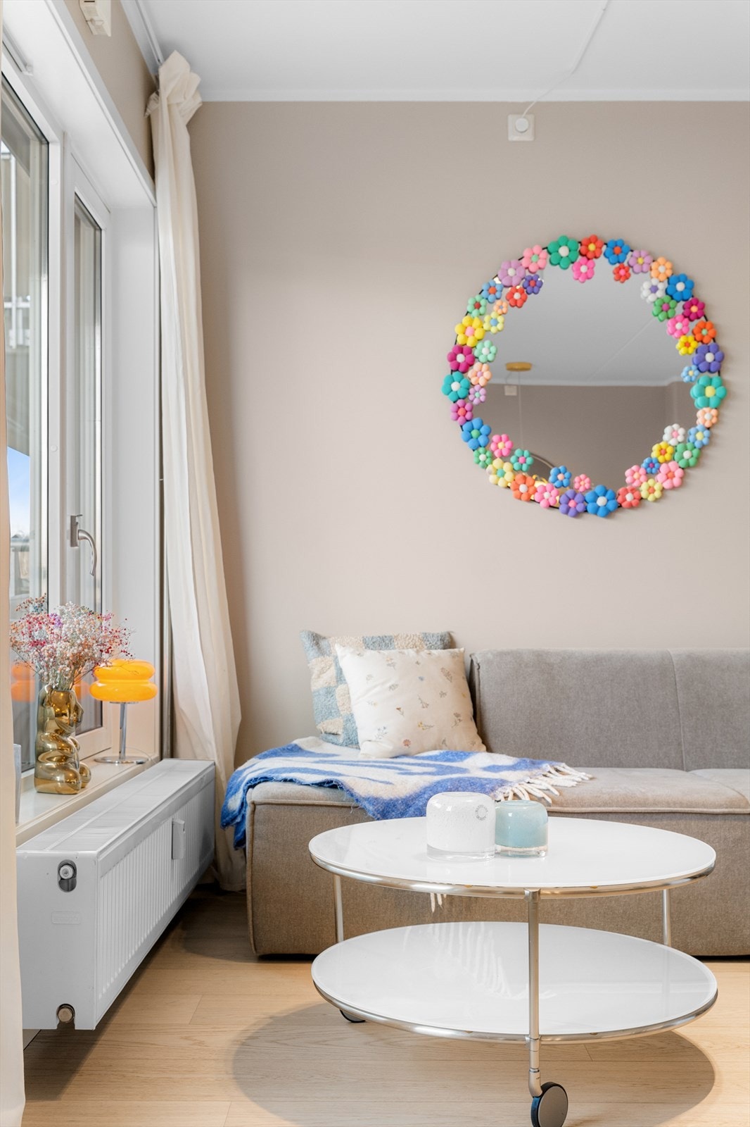 Romhøyden i stuen er målt til 2,51 meter, noe som bidrar til den luftige atmosfæren. Galleribilde