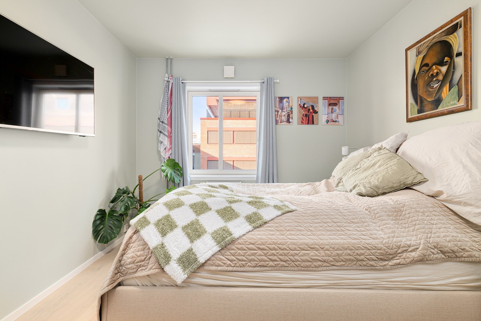 Vinduer med isolerglass fra 2009 slipper inn dagslys. Galleribilde