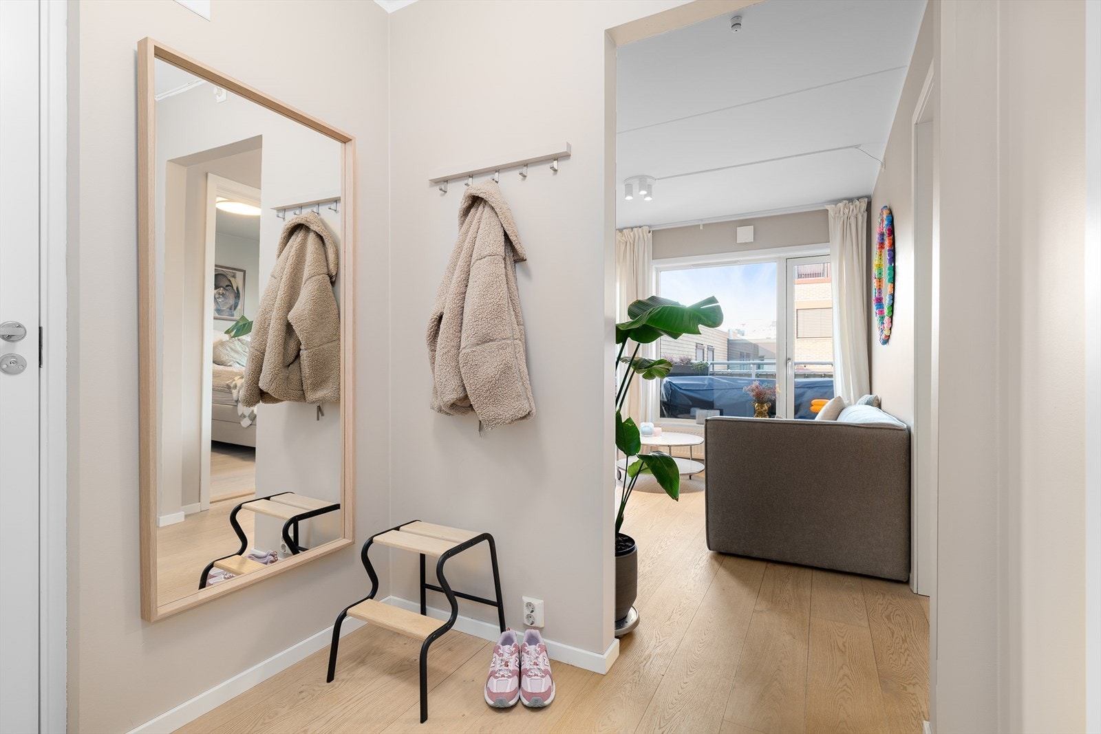 Fra gangen ledes du videre inn i leilighetens sosiale sone. Galleribilde