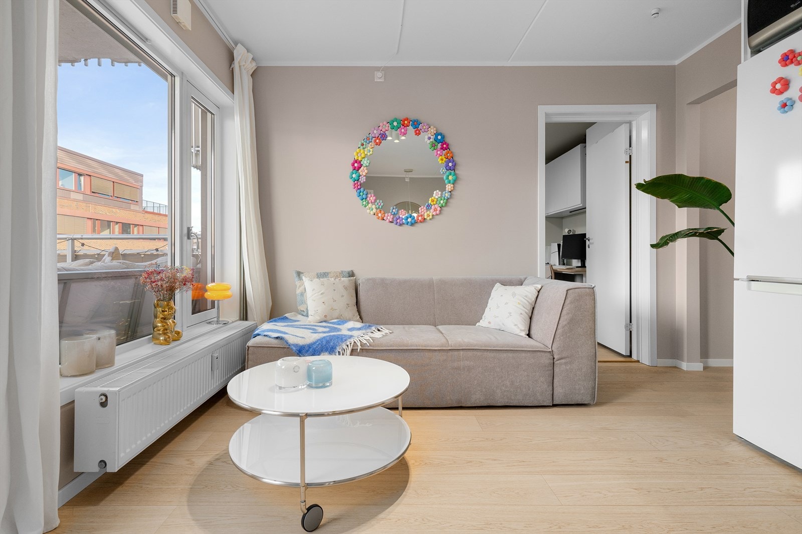 Store vindusflater gir rikelig med lys, og oppvarming skjer via radiatorer tilknyttet fjernvarme. Galleribilde