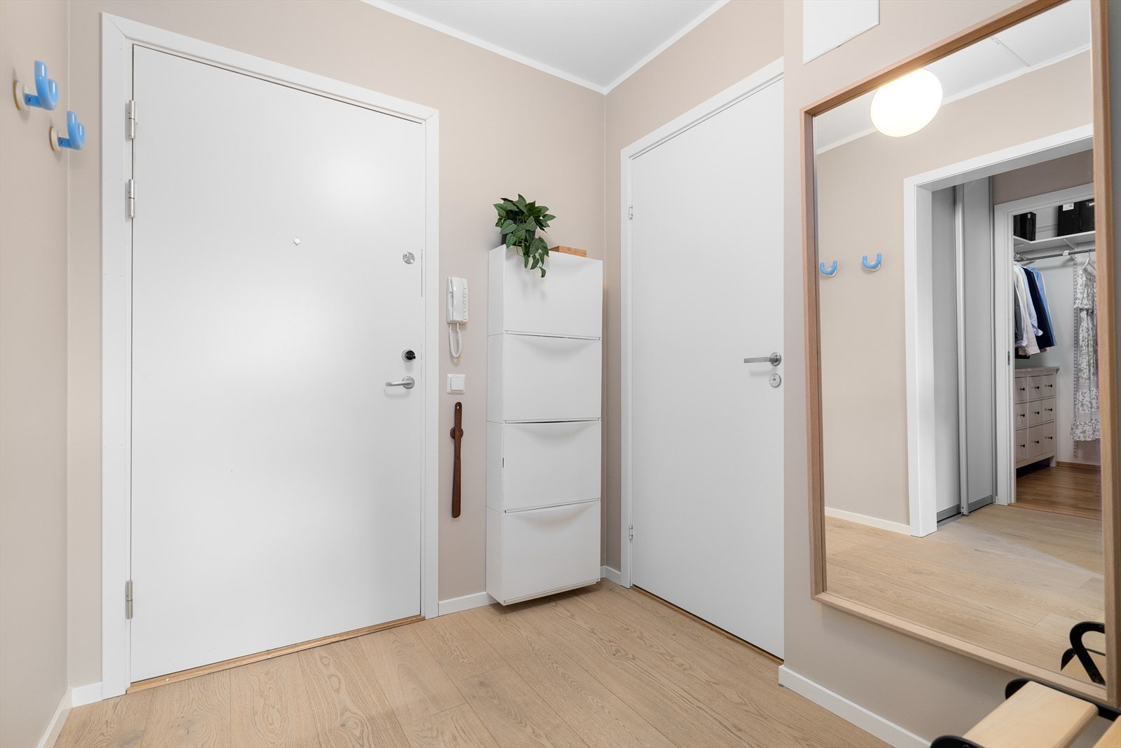 Entréen har plass til oppbevaring av yttertøy og sko. Det skal også installeres nytt porttelefon system med video. Galleribilde