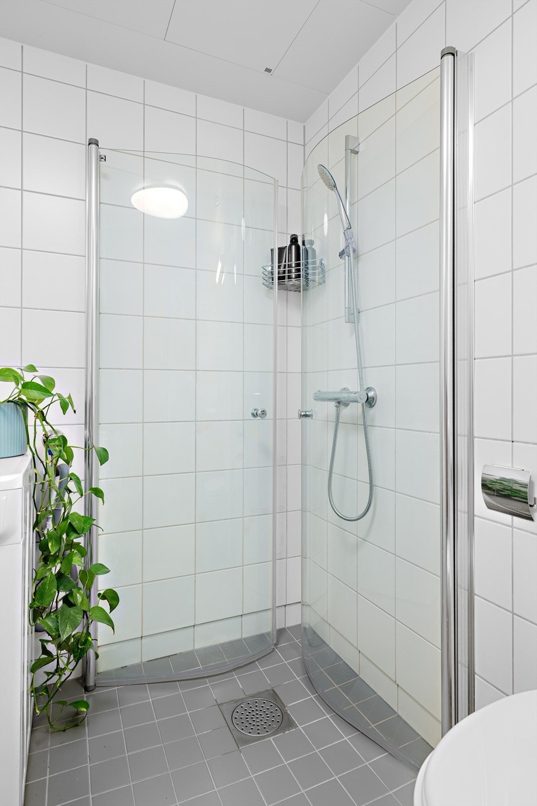 Dusjhjørne med praktiske, svingbare buede dusjdører. Galleribilde