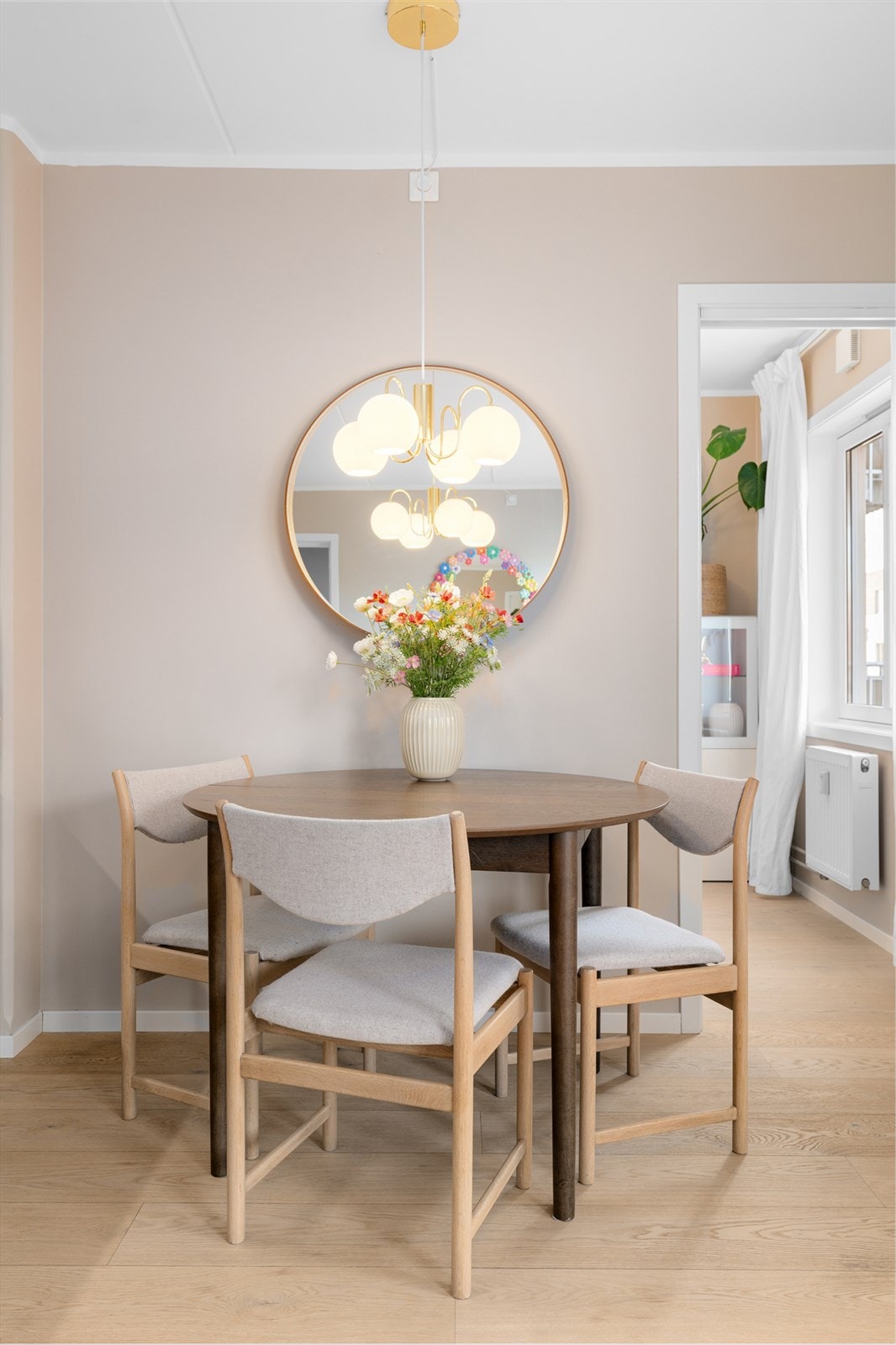 Det er god plass til en hyggelig spiseplass i tilknytning til kjøkkenet. Galleribilde