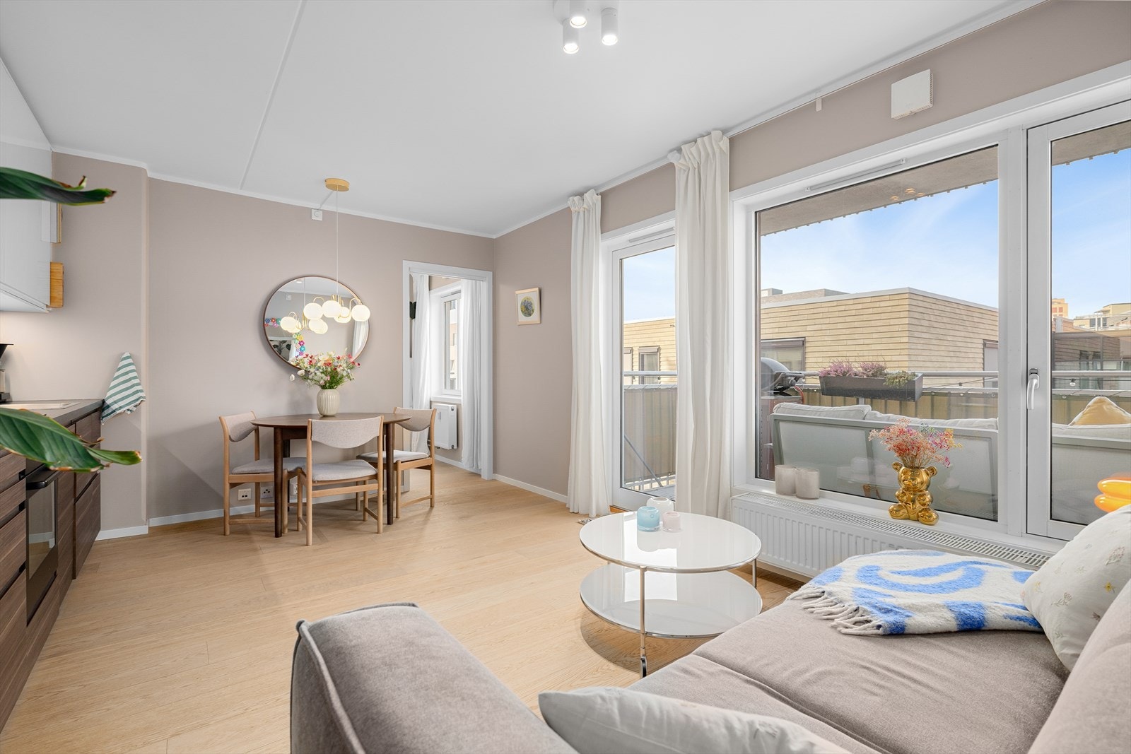 Velkommen til Rolf Hofmos Gate 17! Stuen og kjøkkenet danner et sosialt allrom med gjennomgående herdet tregulv fra 2023. Galleribilde