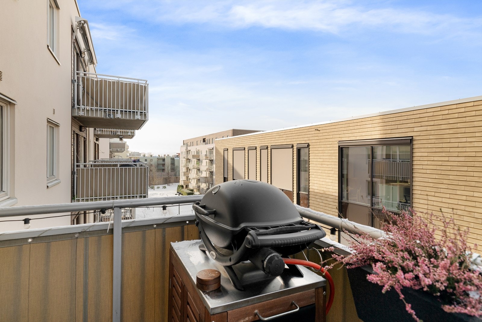 Her er det også strømuttak og lysarmatur, som gjør uteplassen anvendelig. Galleribilde