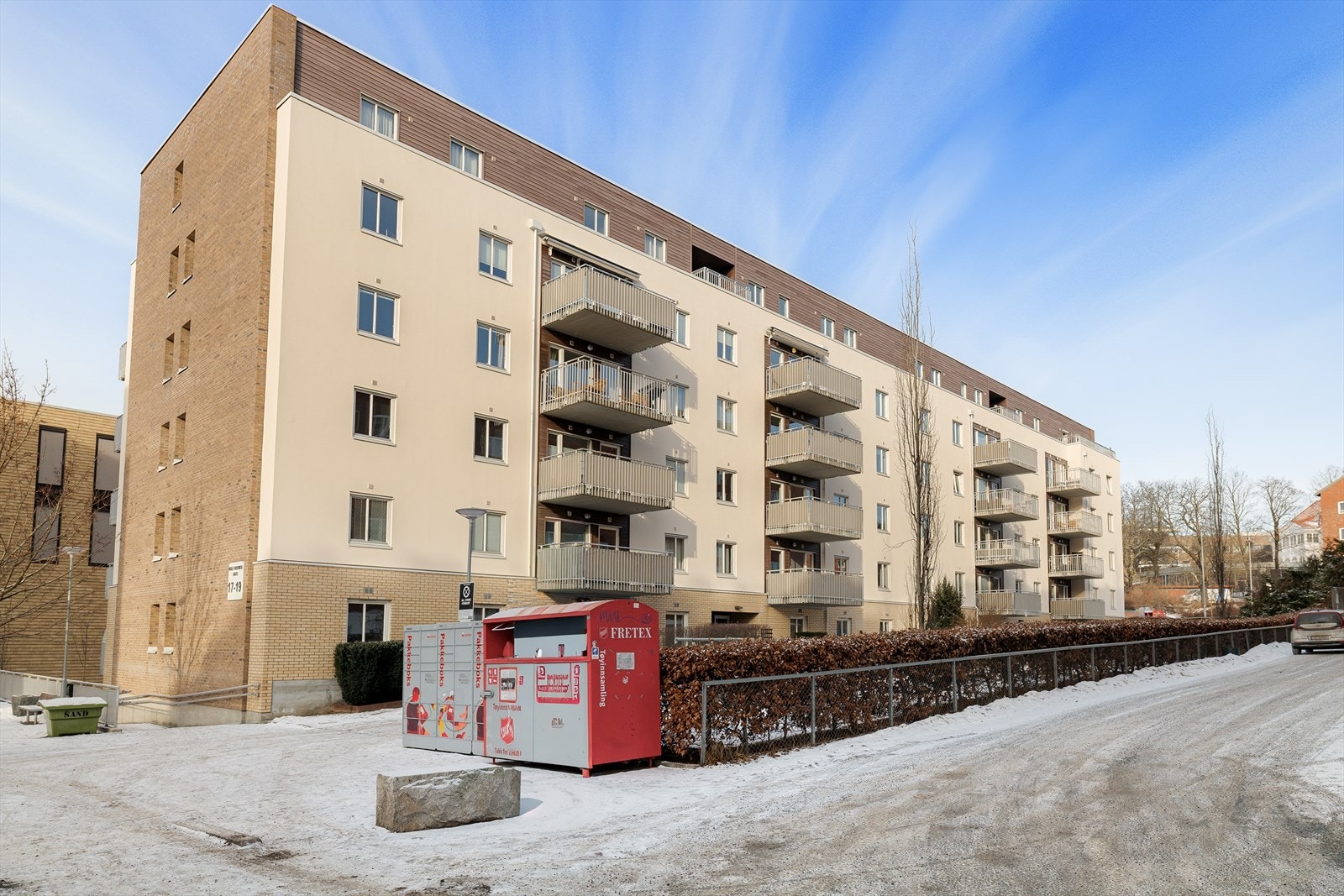 Leiligheten ligger i Rolf Hofmos borettslag, en velholdt bygning fra 2009. Galleribilde