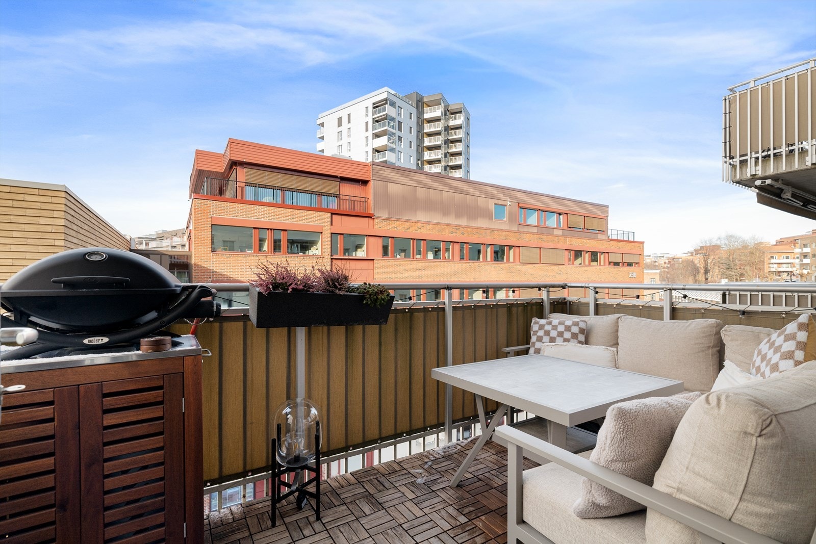 Fra stuen er det utgang til en vestvendt balkong på 7,8 m² med god plass til utemøbler. Galleribilde