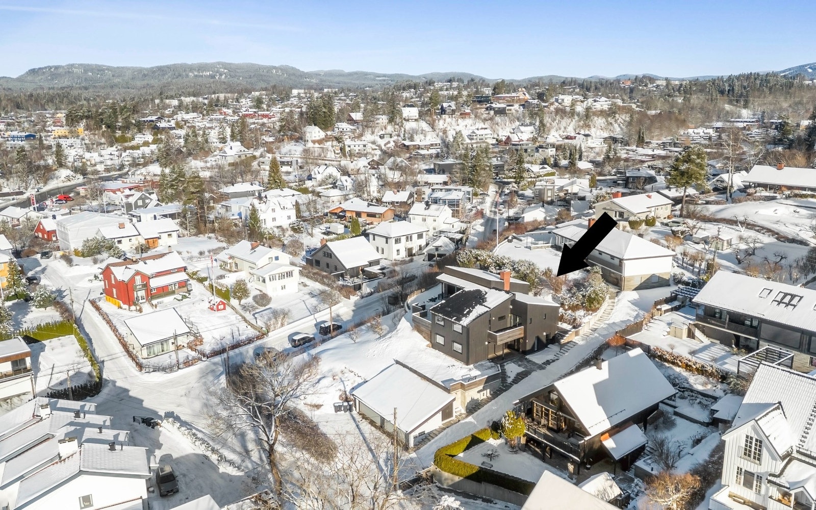 Velkommen til Parksvingen 35 Presentert av Eiendomsmegler Edvard Chapsang v/EIE eiendomsmegling Bærum!
Foto: Studio Juliane Galleribilde