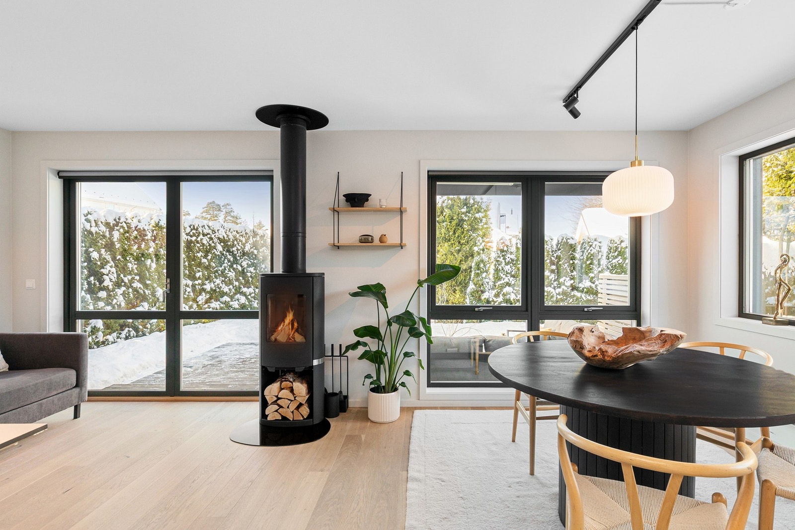 Lys og romslig åpen stue- og kjøkkenløsning med plass til spisebord. Galleribilde