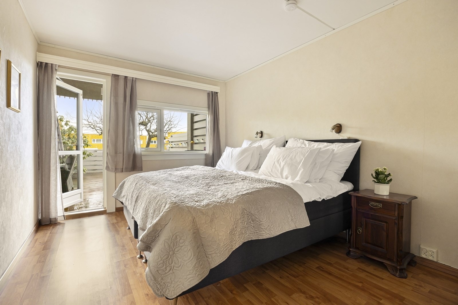 Stort og moderne hovedsoverom med elegant uttrykk. Galleribilde