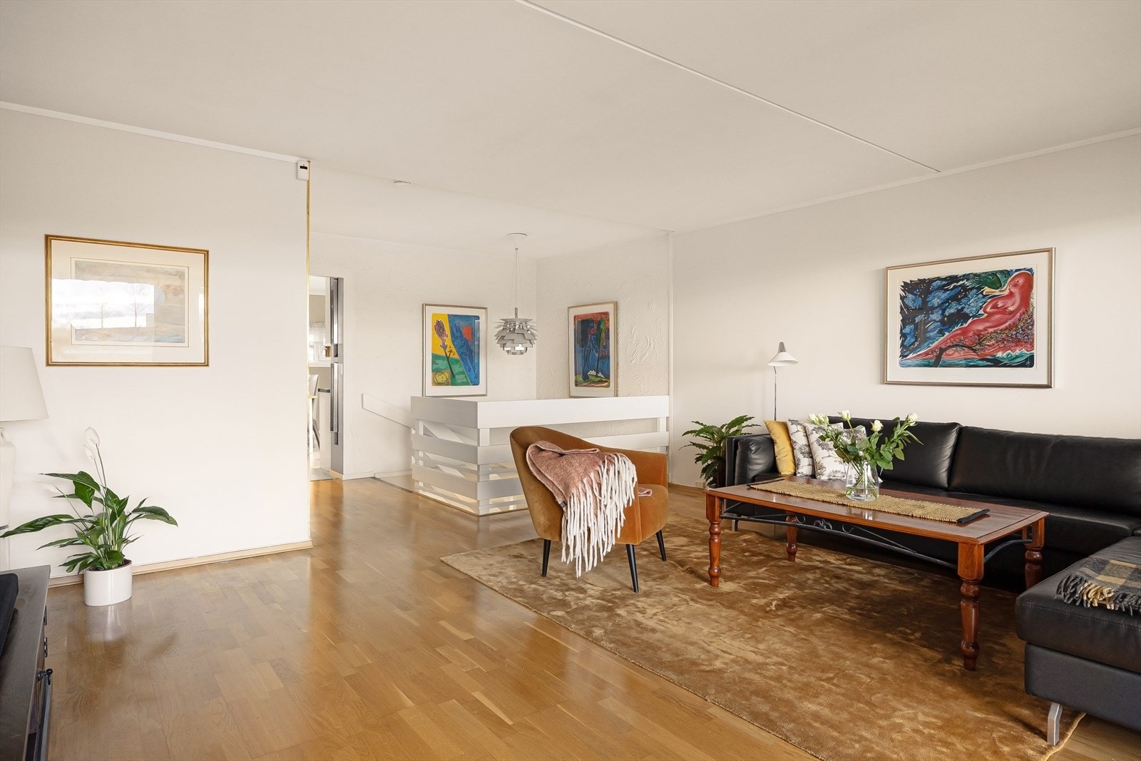 Her er det god plass til stor sofagruppe og mediebenk- et naturlig samlingspunkt for familie og venner. Galleribilde