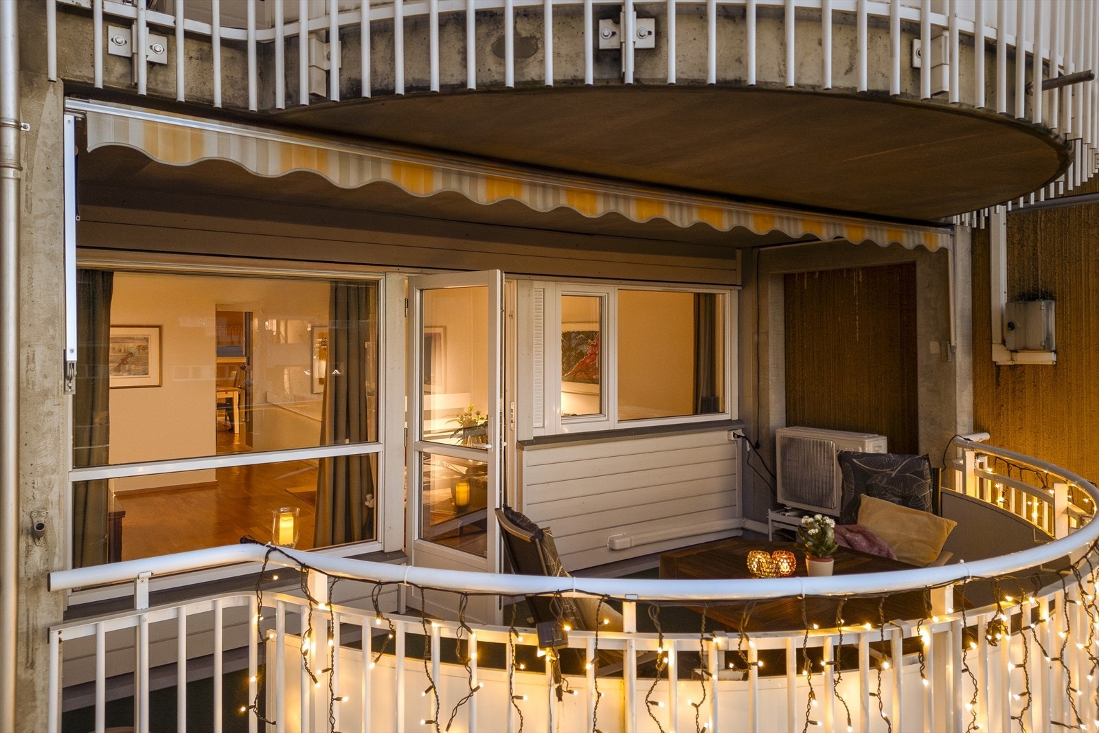 Balkongen fungerer som en forlengelse av oppholdsrommet. Galleribilde