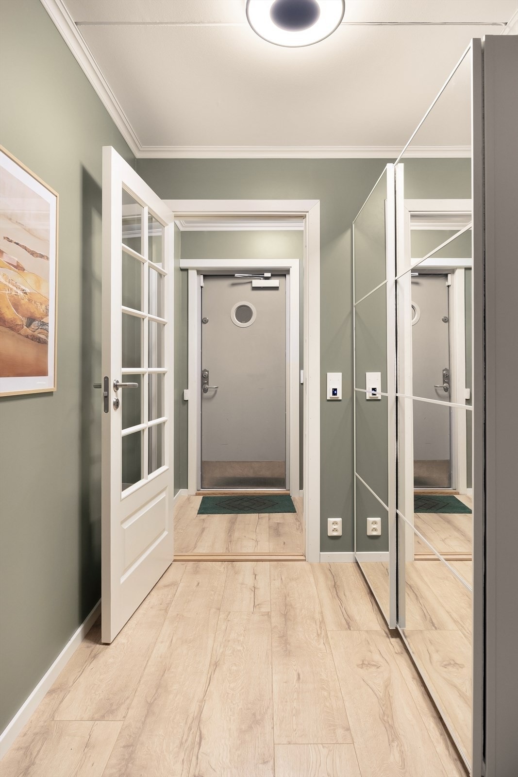 I tilknytning til entréen er det praktisk skyvegarderobe som gir gode oppbevarings muligheter. Galleribilde